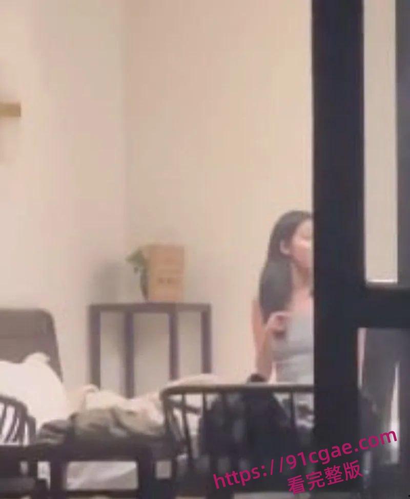 天津现代传媒学院教师宿舍大瓜!忘拉窗帘直播亲热,学生排队围观全过程-7