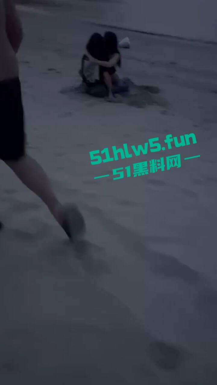 越南岘港仙沙港海滩,一对中国情侣在岘港仙沙港海滩骑乘做爱,现场公狗腰耸动激烈异常引发热议。-1