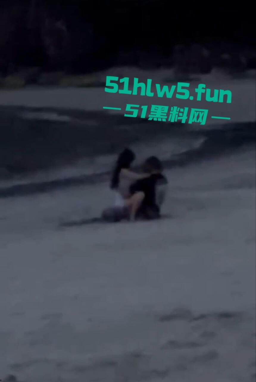 越南岘港仙沙港海滩,一对中国情侣在岘港仙沙港海滩骑乘做爱,现场公狗腰耸动激烈异常引发热议。-3