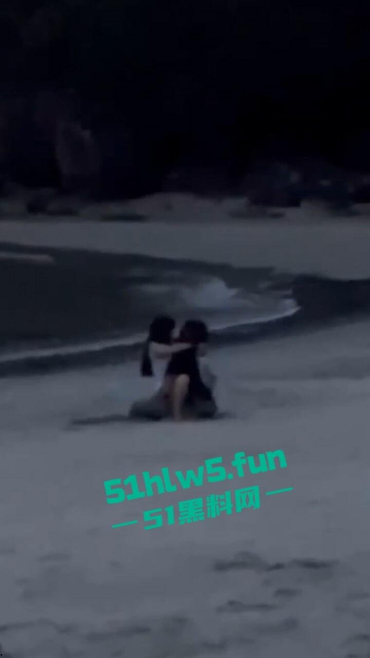 越南岘港仙沙港海滩,一对中国情侣在岘港仙沙港海滩骑乘做爱,现场公狗腰耸动激烈异常引发热议。-5