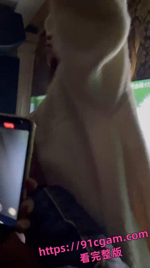 KTV聚众淫乱!女陪在桌子上大跳诱惑舞蹈 被眼镜男直接脱掉胸罩吃奶-7