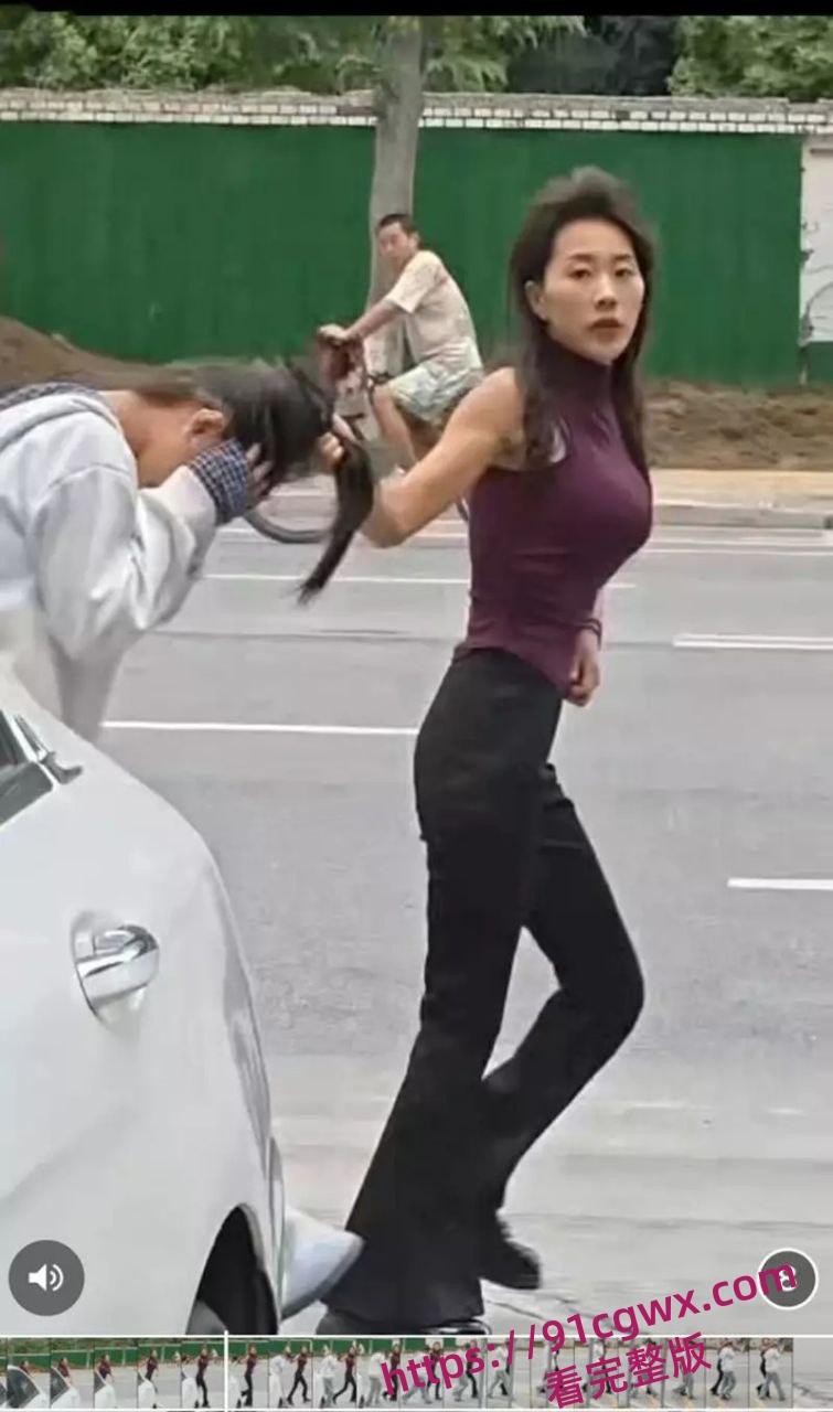 性瘾学生妹当小三被原配当街怒撕 据传一个月要做几十次太炸裂了!-7