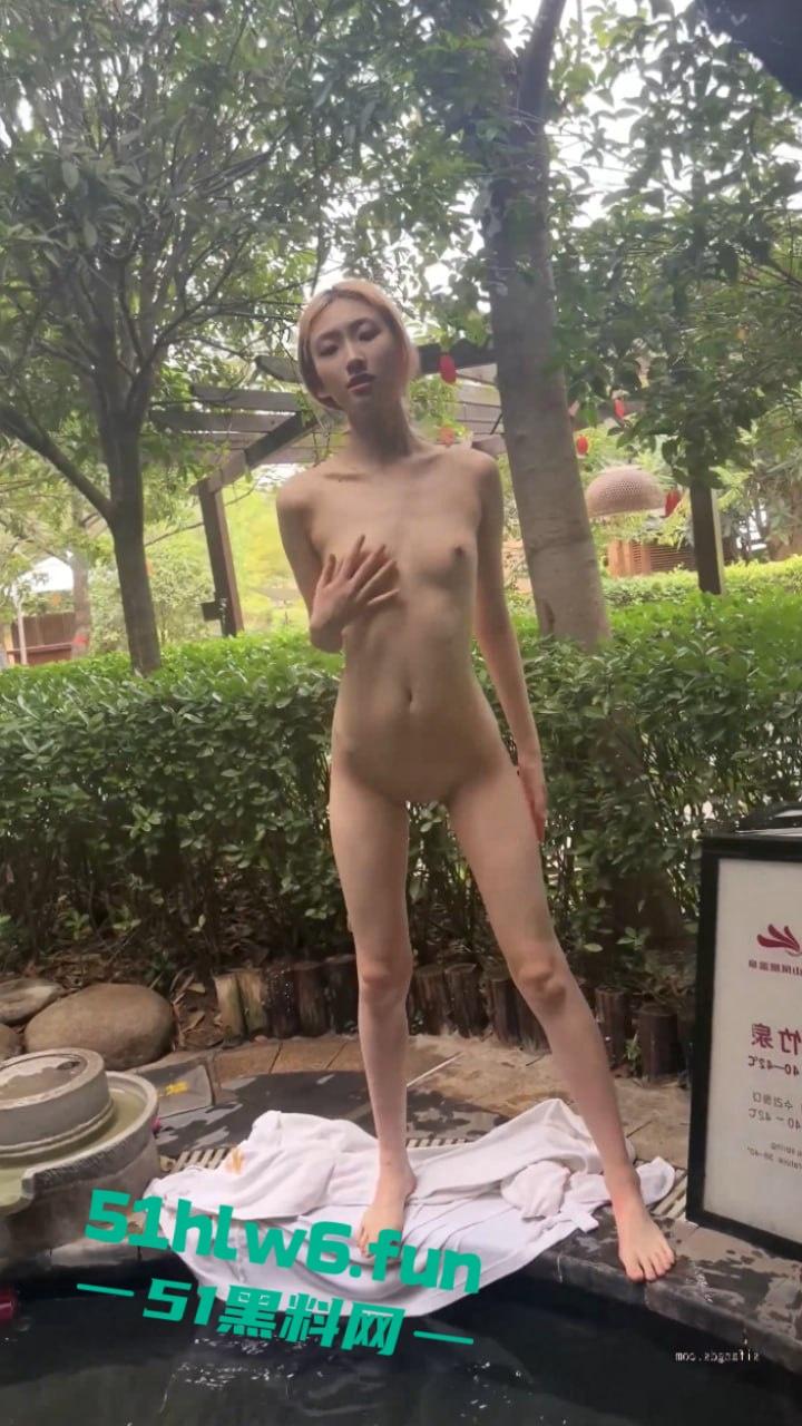 顶级身材校花女神【濑濑】身材高挑腿长逆天,被土豪调教自慰露出全裸游走学校性感至极。-8