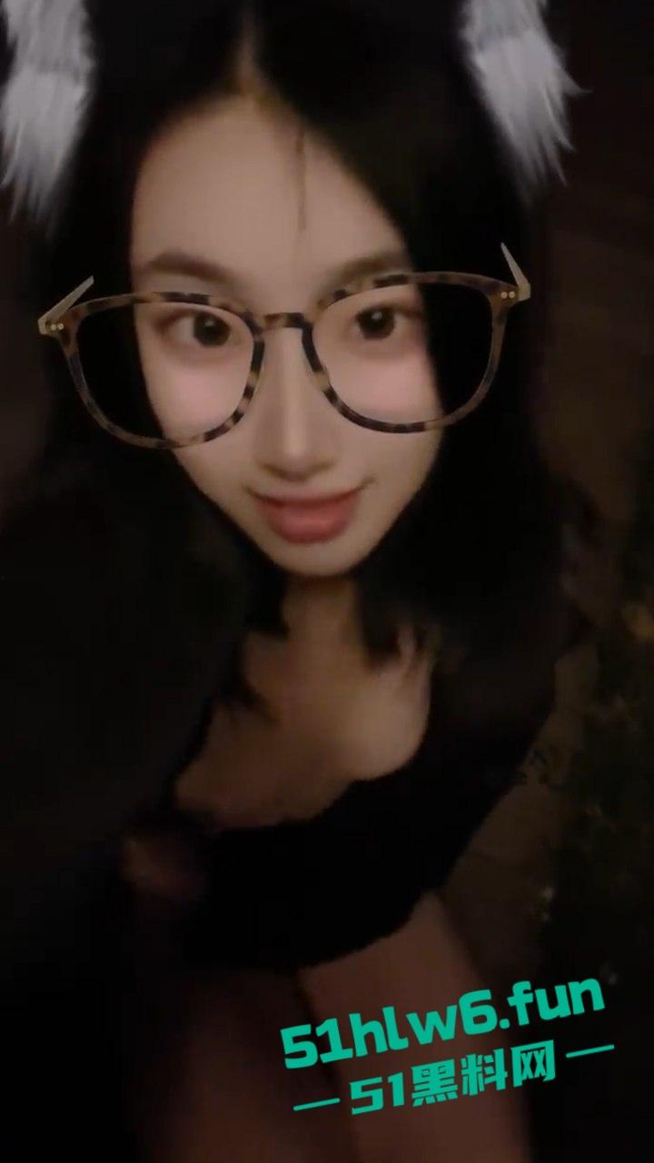 顶级身材校花女神【濑濑】身材高挑腿长逆天,被土豪调教自慰露出全裸游走学校性感至极。-10