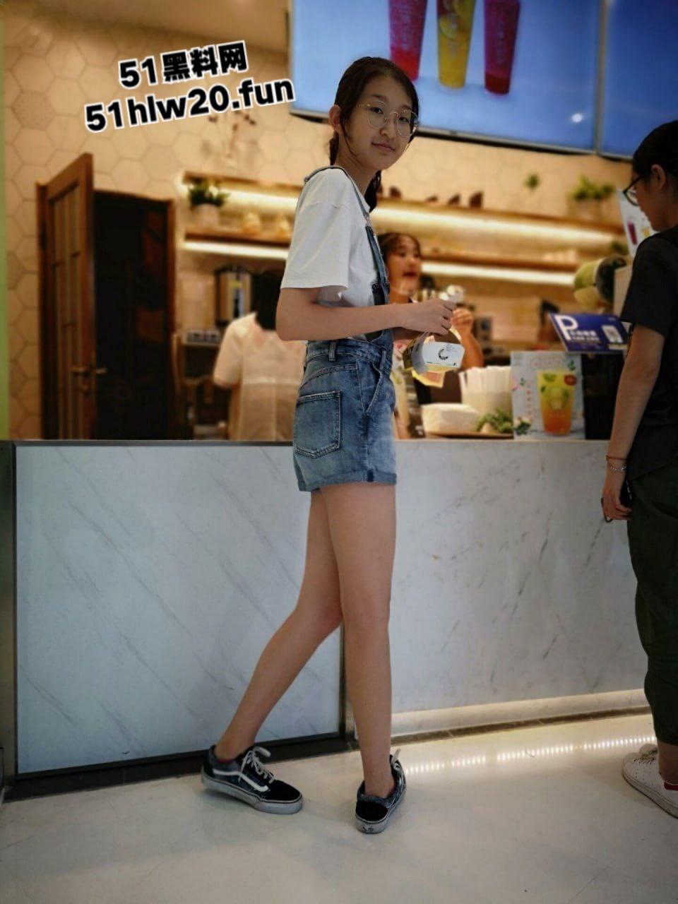 广西柳州职业学院,刚上大一的眼镜妹【杨艳艳】被大三学长拿下,酒店开房被操成母狗视频遭流出。-4