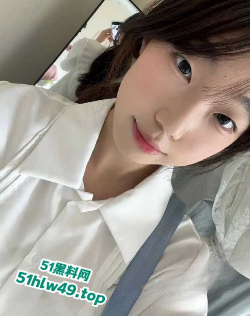 云南师范大学眼镜妹【周晓琴】高颜值学妹私下寂寞难耐,在家自拍火辣自慰视频,撩骚求人狠狠插入!-3