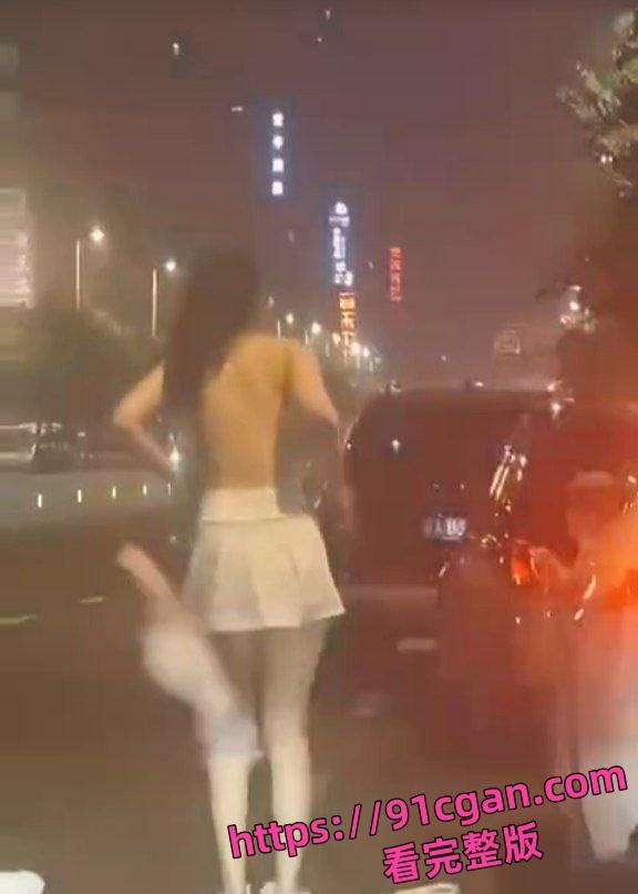 小情侣吵架妹子情绪激动,当街就开始脱衣服,情绪特别不稳定,拦都拦不住-1