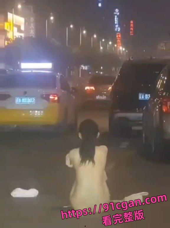 小情侣吵架妹子情绪激动,当街就开始脱衣服,情绪特别不稳定,拦都拦不住-2