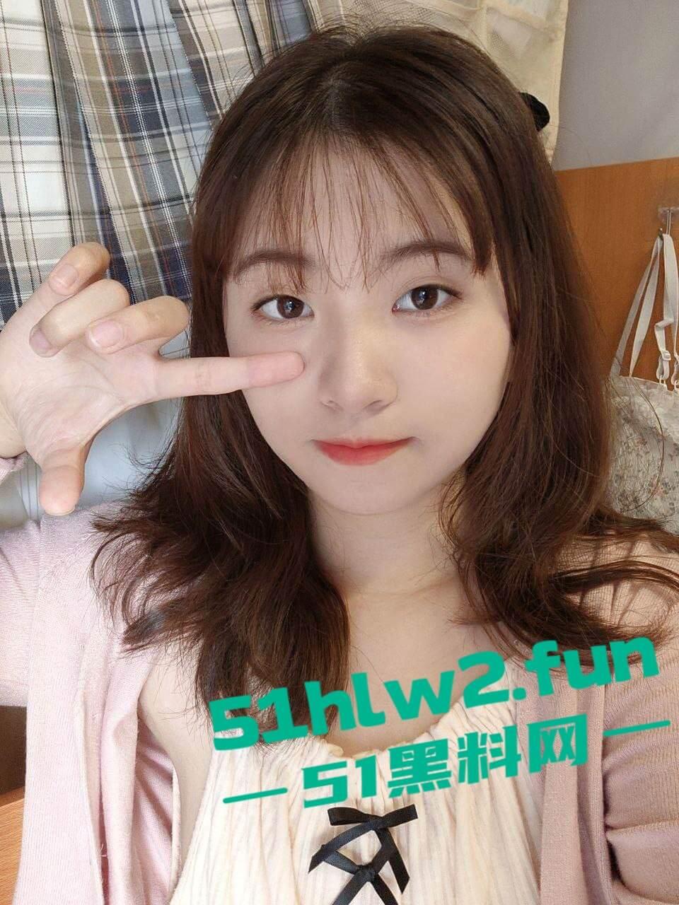 江苏师范【刘思瑞】贫乳白嫩反差婊,背着男友约啪当狗超爱偷情被陌生人操的快感,被男友发现后曝光。-5