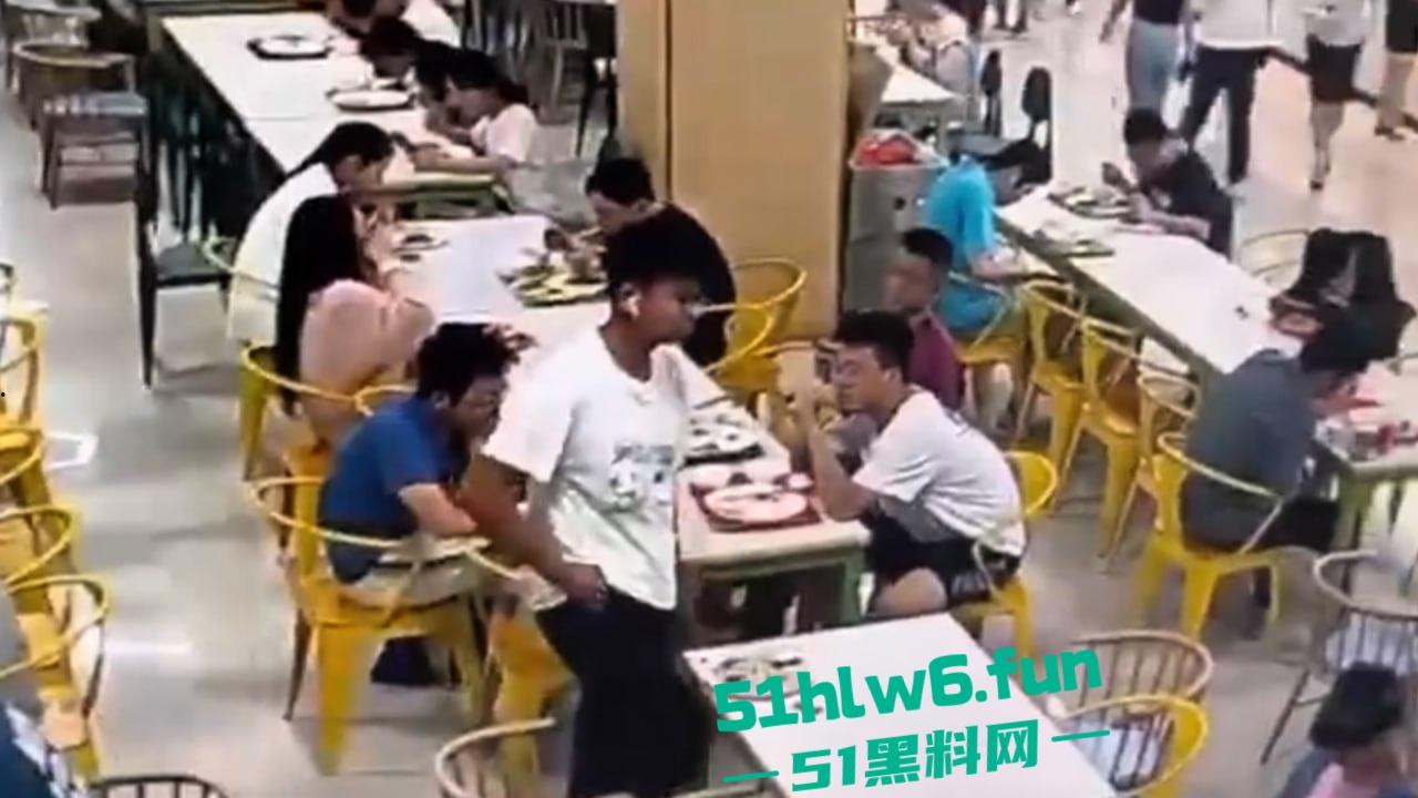 天津T0小仙女,在食堂听男生说猫拉屎很臭,竟然将烤鸭饭直接扣到男生头上。-1