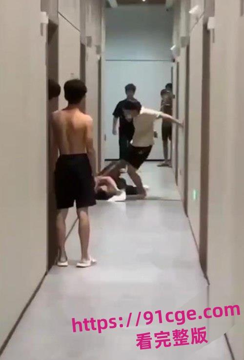 广东花城工商技工学校军训教官与学生查寝发生冲突!把学生推倒在地疯狂殴打!-8