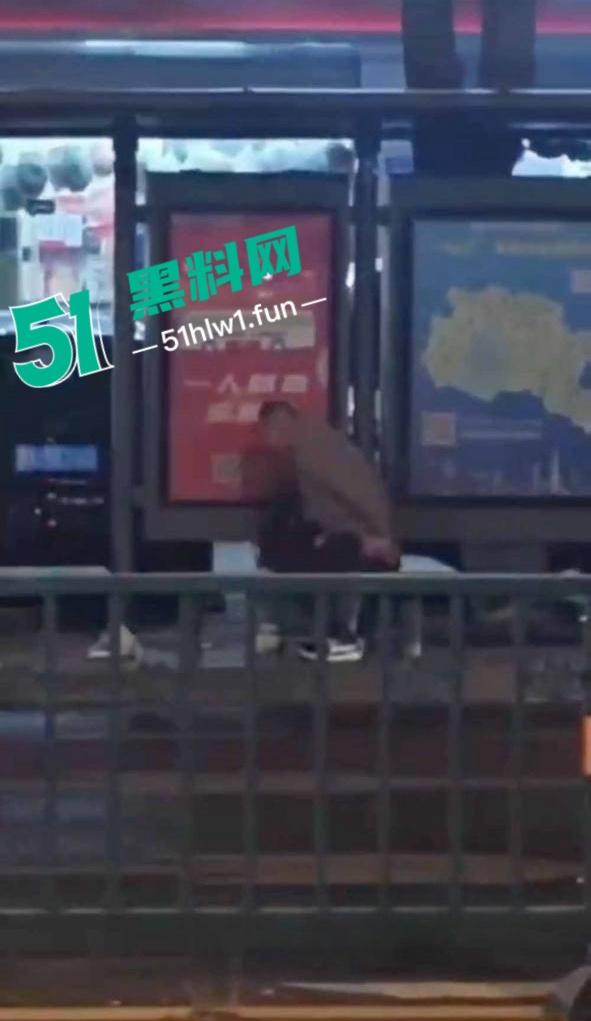 震惊!常州大学城公交车站两男女饥渴难耐当街啪啪,各种姿势变换无视路人视频曝光全网疯传。-2