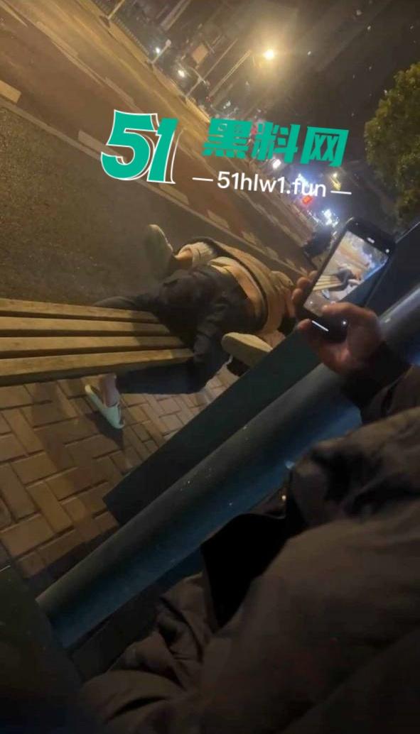 震惊!常州大学城公交车站两男女饥渴难耐当街啪啪,各种姿势变换无视路人视频曝光全网疯传。-3