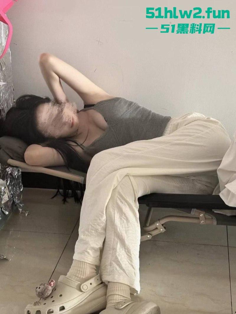 实名曝婊重庆师范学院【李璐君】爱玩约炮软件见面即可光速开房,巨乳蜜臀人骚又好上。-2