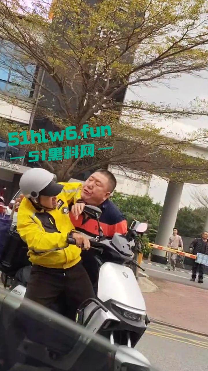 广东东莞网约车路怒哥,下车辱骂外卖员后备箱掏出铁棍,结果只是虚张声势吓唬人死活不敢动手。-4