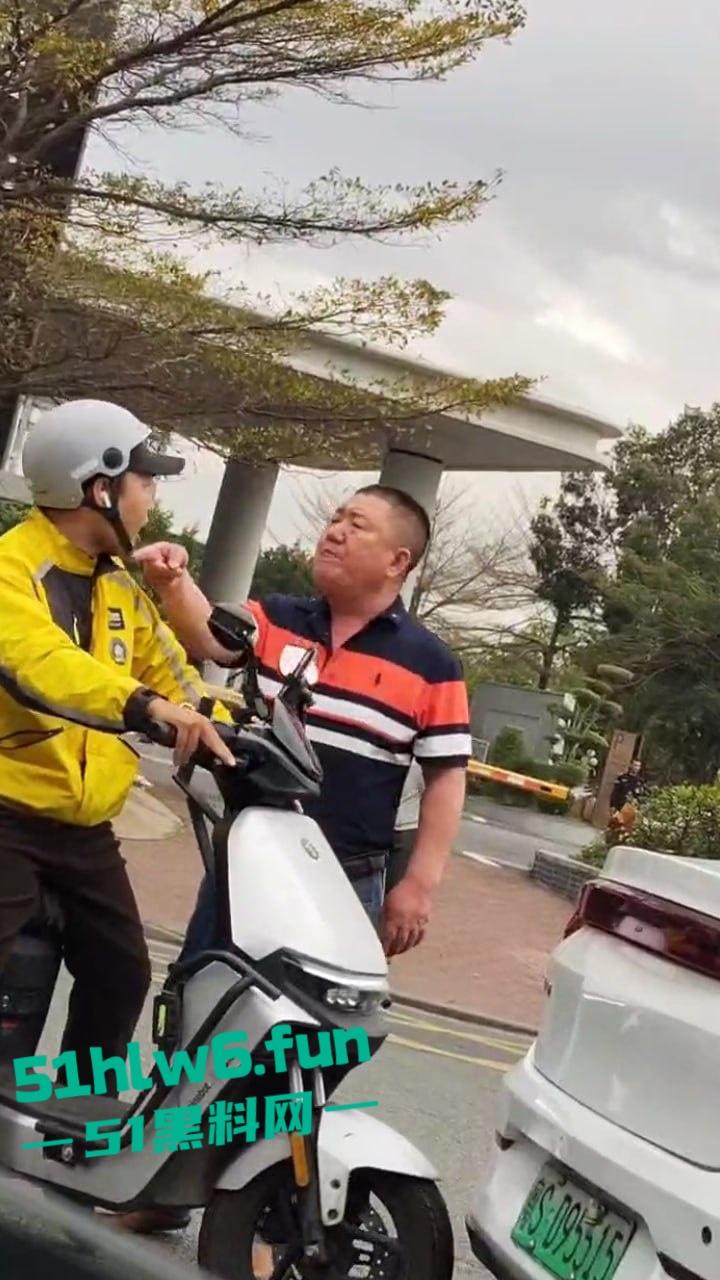 广东东莞网约车路怒哥,下车辱骂外卖员后备箱掏出铁棍,结果只是虚张声势吓唬人死活不敢动手。-5