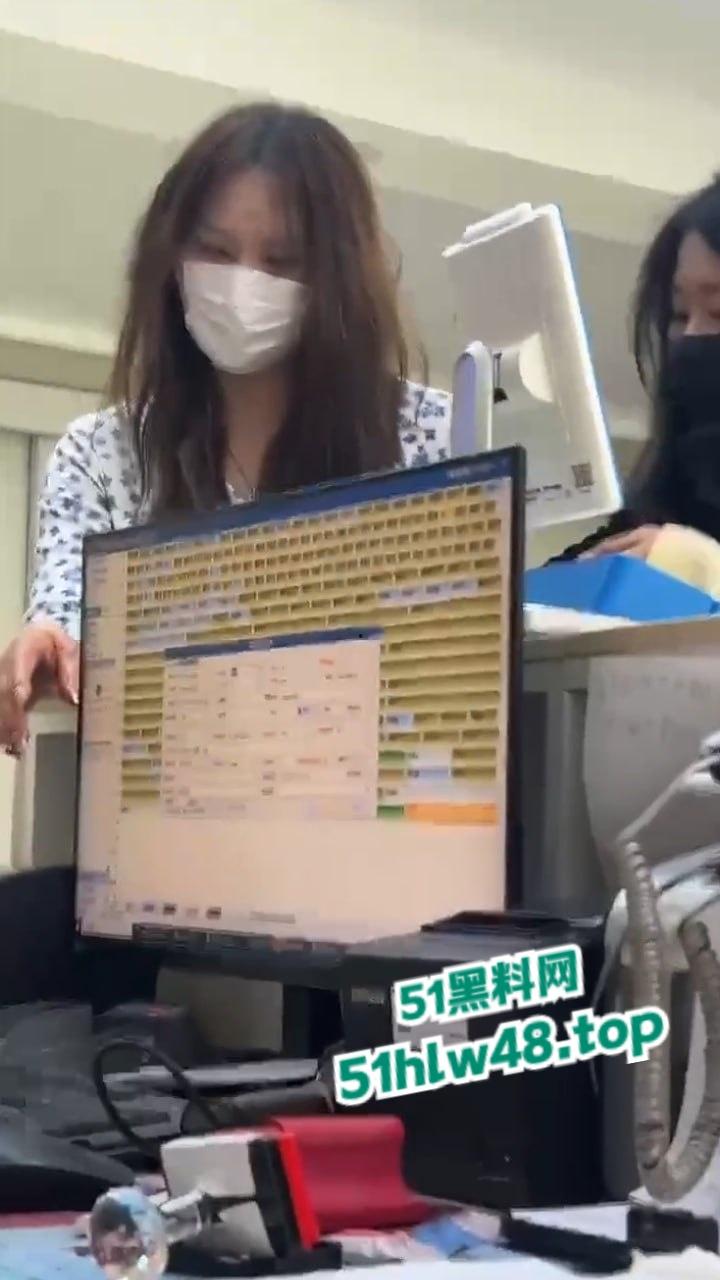 河北邢台最蠢原配,带姐妹家人砸车抓小三被吓的车里不敢出来,结果被玻璃划伤原配遭刑拘。-5