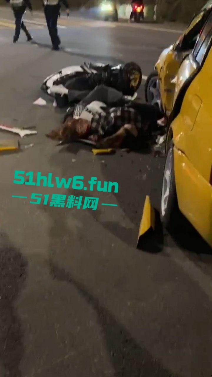 广东江门市电摩排位赛车祸,精神小伙深夜载人高速撞车,2男1女当场归西!-9