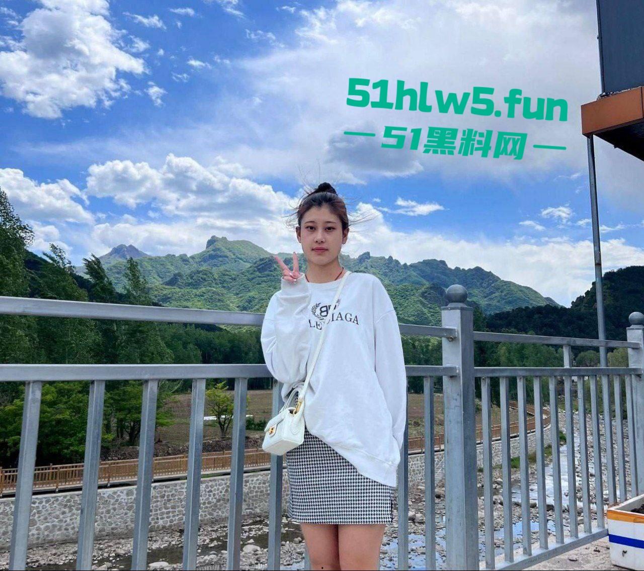 福建周宁一中【杨晴瑜】小穴超嫩的反差眼镜妹,性欲旺盛网上撩骚浴室自慰视频遭曝光。-5