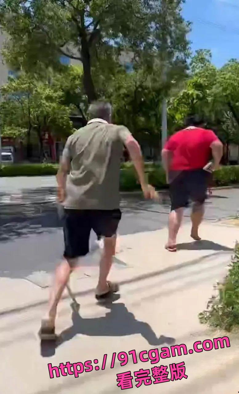 福建泉州肥宅试图强奸69岁老太!变态男巷弄作案被路人当场制服!-4