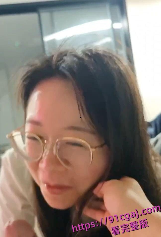 浙江嘉兴何晓韵,老妈在厨房自己跟老公在房间口交。表面上看起来是一位清纯人妻-5