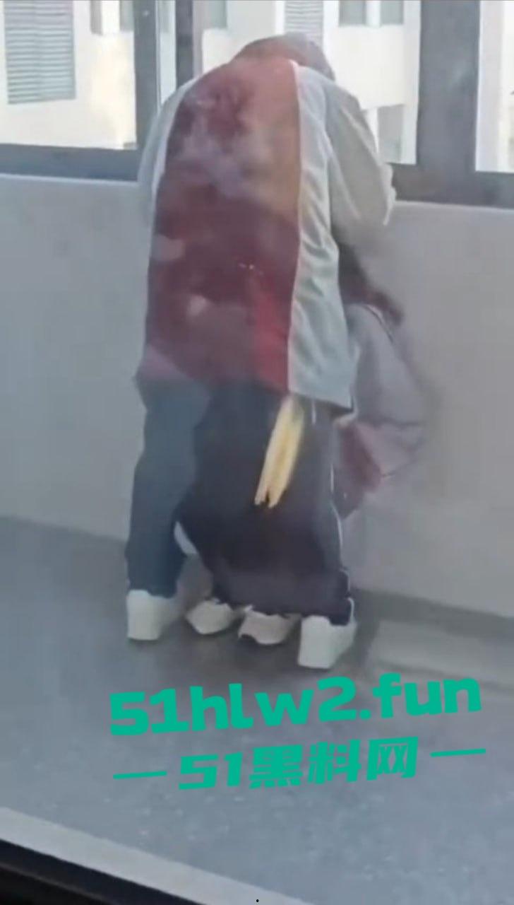 江苏淮阴中专教室走廊变活春宫!学生狗男女当众表演口交,偷拍视频疯传,学校沦为龟狗乐园!-1