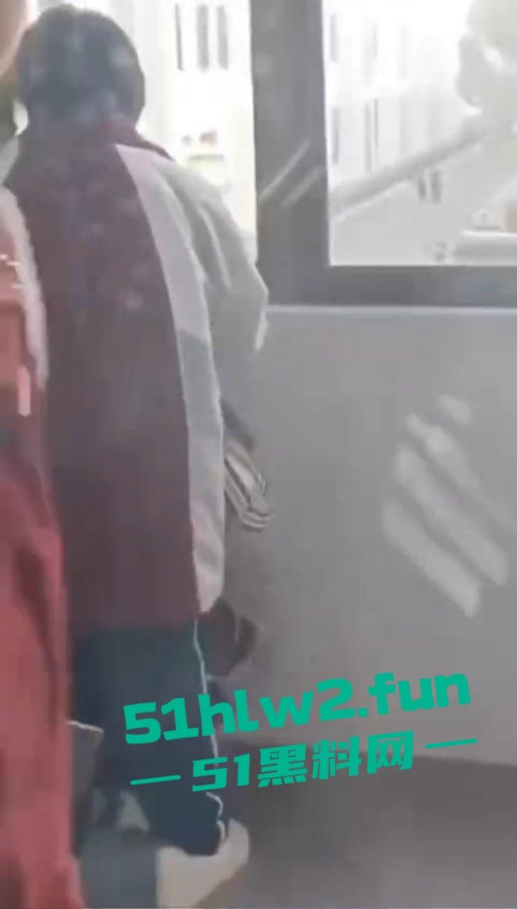 江苏淮阴中专教室走廊变活春宫!学生狗男女当众表演口交,偷拍视频疯传,学校沦为龟狗乐园!-4