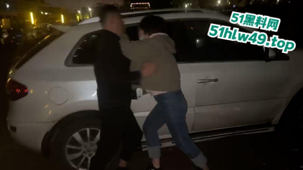 山东鲁B29E0H狗男女野外车震被原配当场抓现行,渣男强护小三暴打原配真不是人 。-4