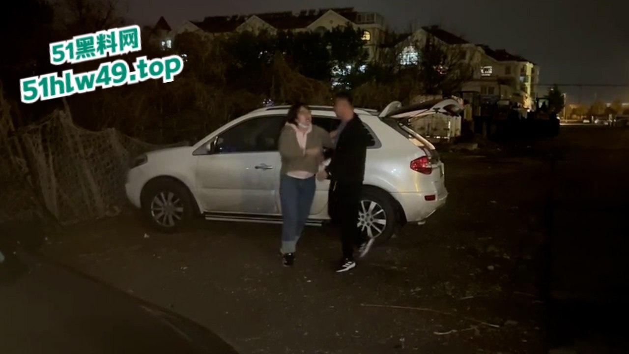 山东鲁B29E0H狗男女野外车震被原配当场抓现行,渣男强护小三暴打原配真不是人 。-8