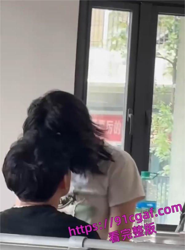 大学教室秒变偶像剧,学生情侣在课间休息时间在教室旁如无人调情亲热-5