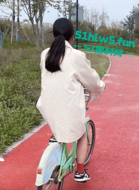 家有娇妻【1】老婆挑战裸体骑单车逛公园,随机抽选一位路人共同交流玩耍。-7