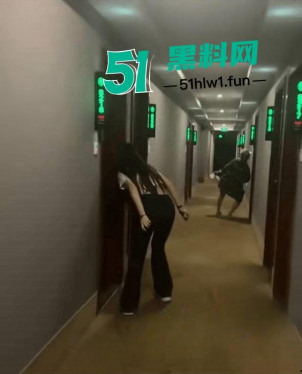 闺蜜一起住酒店惊现隔壁男女在床上打架,一直在叫爸爸求饶屁股打的啪啪响整层楼都震耳欲聋。-5