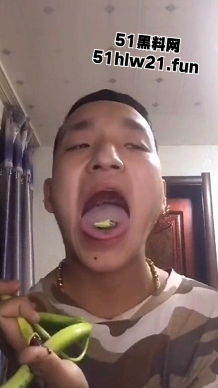 重口慎点!快手小哥炸裂生吃各种活物合集,活鸽子活麻雀死猪菜花蛇,哥们儿还活着吗?-1