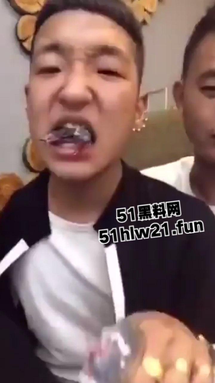 重口慎点!快手小哥炸裂生吃各种活物合集,活鸽子活麻雀死猪菜花蛇,哥们儿还活着吗?-4