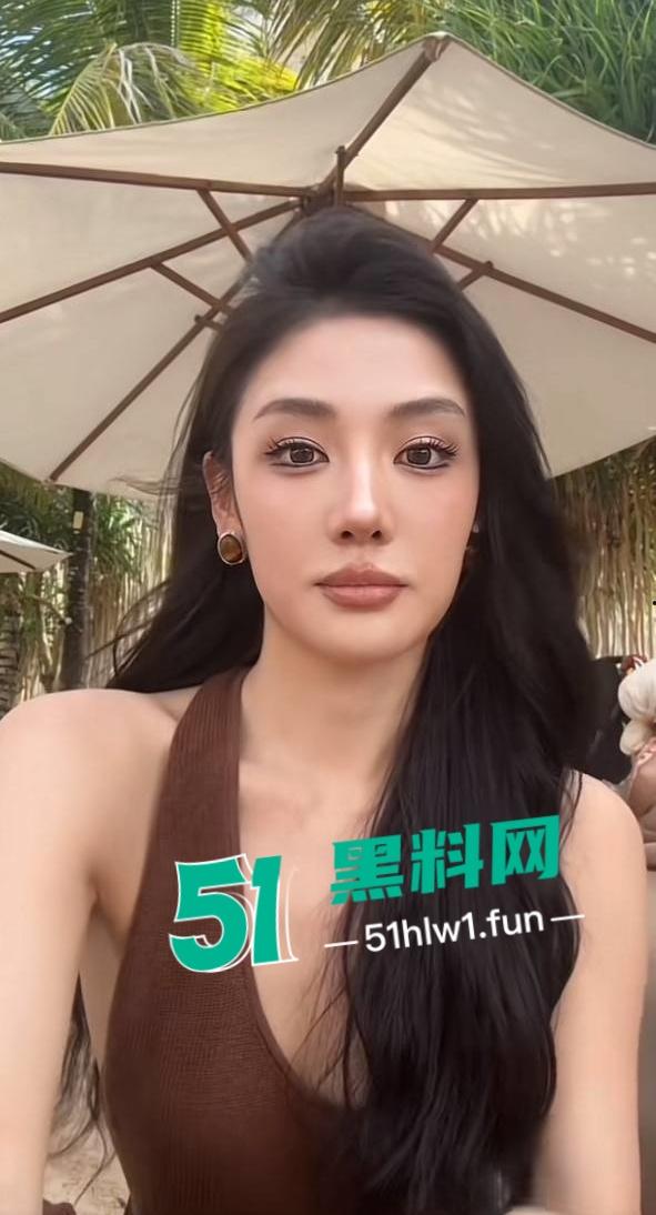 堪称抖音最强反差婊【殷萧童】的大瓜吃了吗,直播双开一半抖音一半黄播的女主现化身名媛妄想挣脱互联网记忆。-8