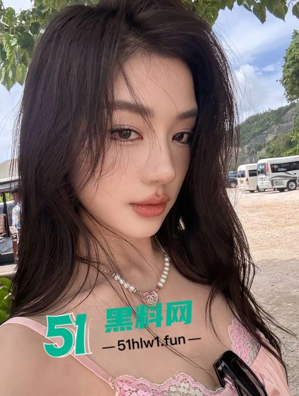 堪称抖音最强反差婊【殷萧童】的大瓜吃了吗,直播双开一半抖音一半黄播的女主现化身名媛妄想挣脱互联网记忆。-10