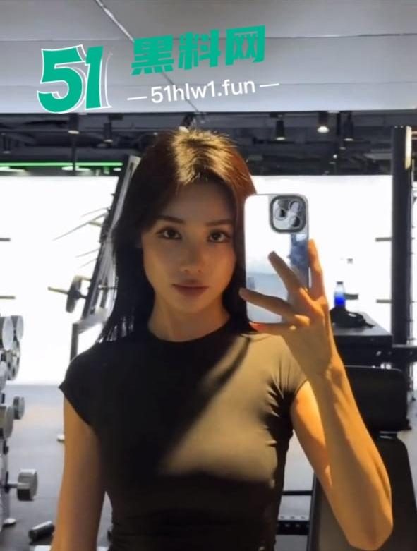 堪称抖音最强反差婊【殷萧童】的大瓜吃了吗,直播双开一半抖音一半黄播的女主现化身名媛妄想挣脱互联网记忆。-11