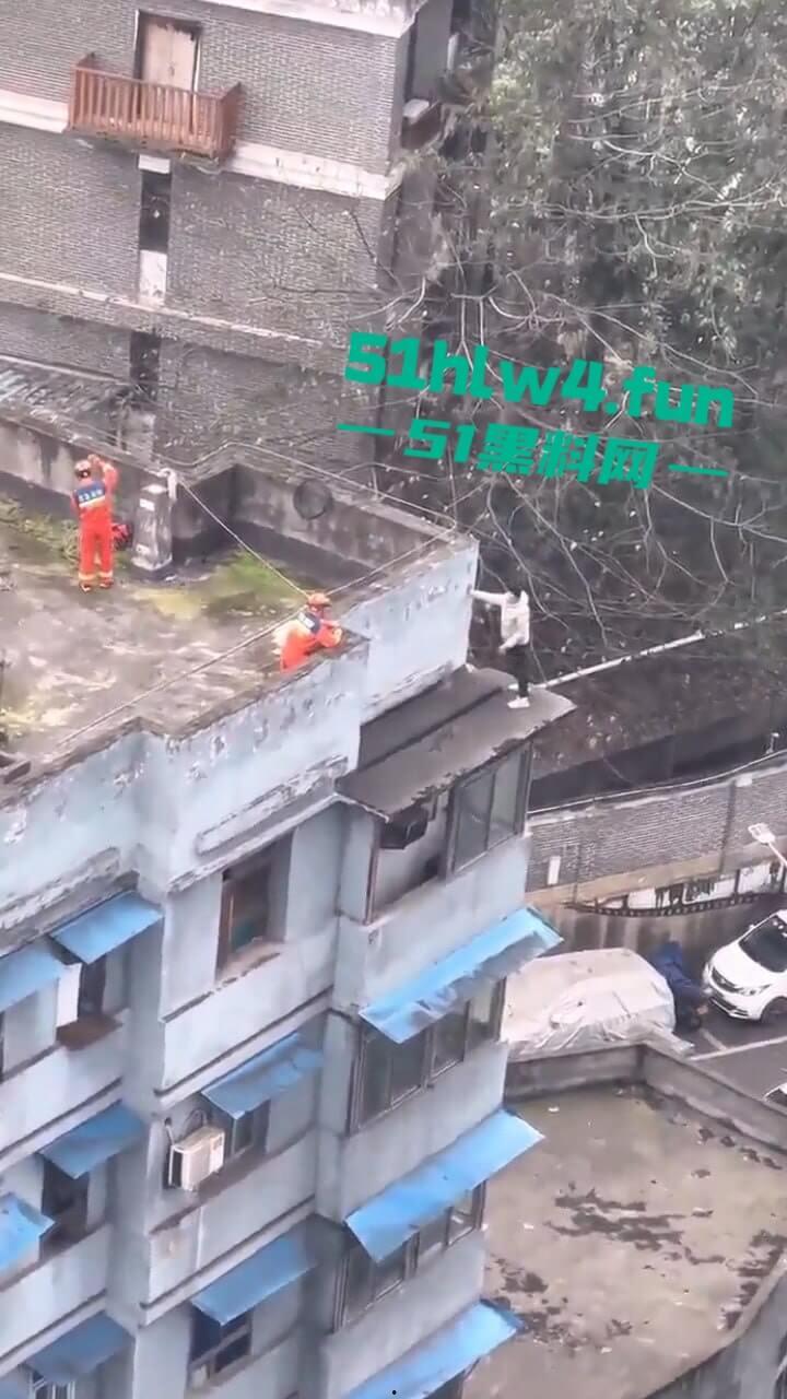 山西一男子轻生现场,救援队赶到男子奋不顾身跳楼自杀,据悉是离婚导致的精神崩溃。-6