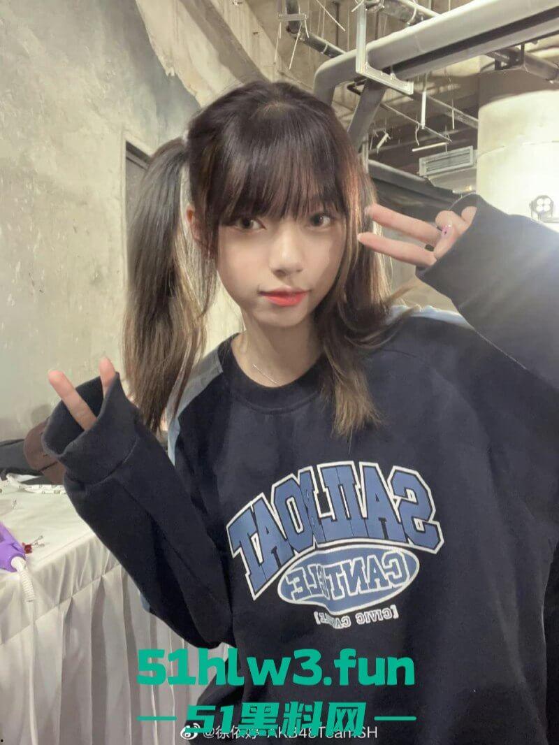 B站人气up主【妮妮】真实信息及早期陪睡金主私密视频被扒,两极反差震惊众人引热议。-5