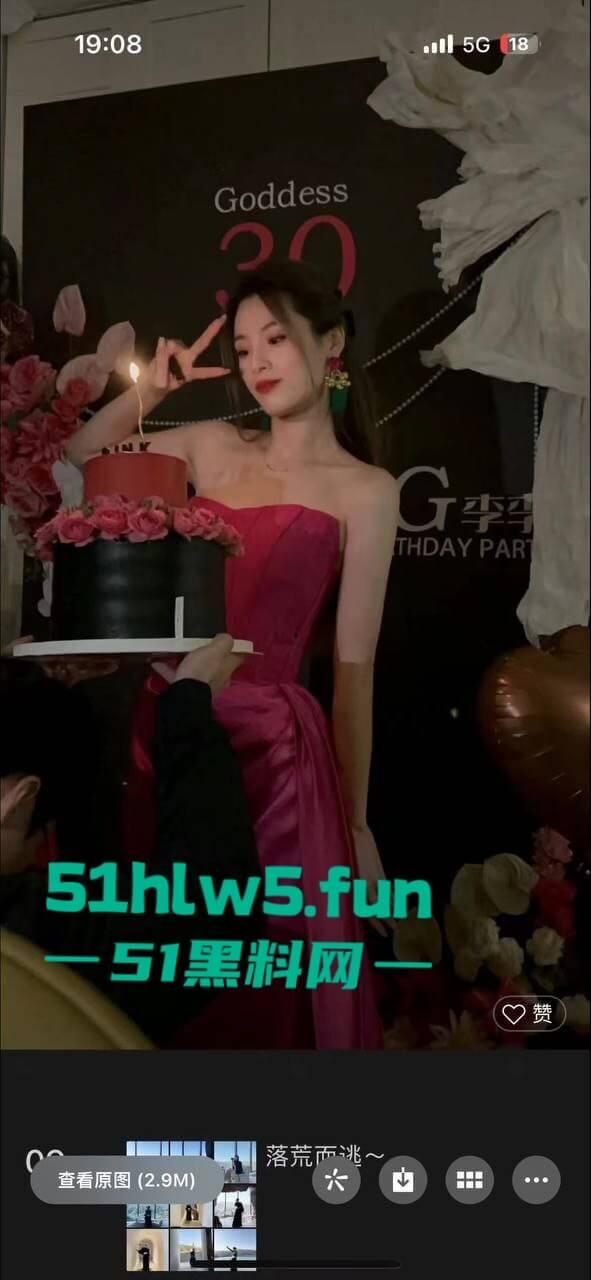 苍南县捉奸现场,男子出轨骚逼幼师,其老婆跟踪到现场叫来小三老公一起捉奸,现场炸裂惨不忍睹。-12