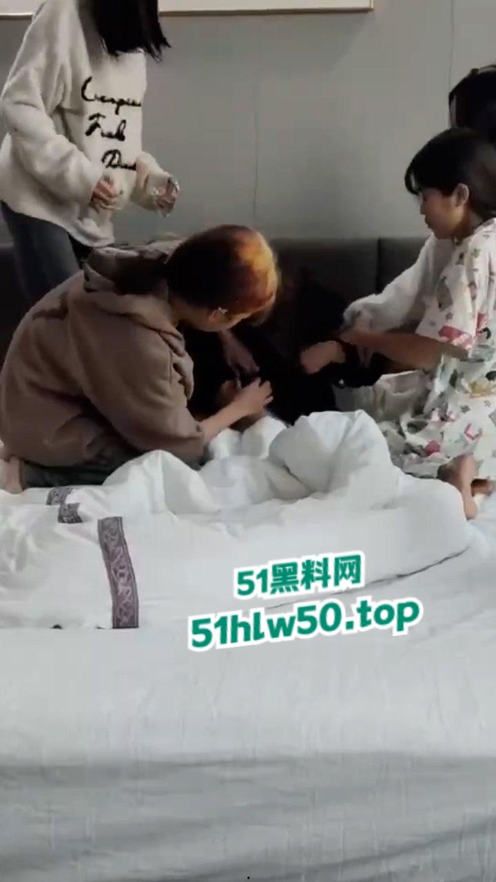 河南许昌貌美学生妹因颜值,招人忌妒被精神小妹群殴泄愤,霸凌实拍视频传出!-5