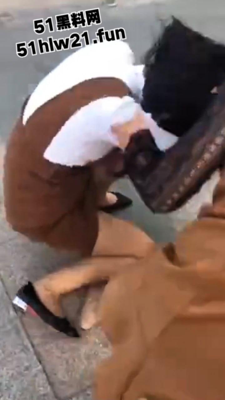 广西少妇爆锤小三现场,死命抓住小三头发脚踢,小三身材的确比原配更丰韵难怪老公会出轨呢。-4