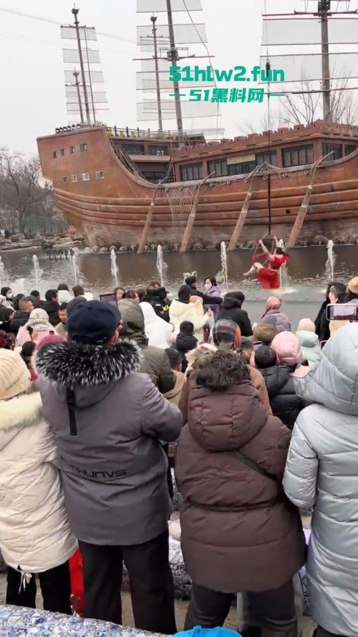 过年出游成风气,路见不平先插队!河南景区多次发生打架事件激烈打斗场面比表演还好看。-1
