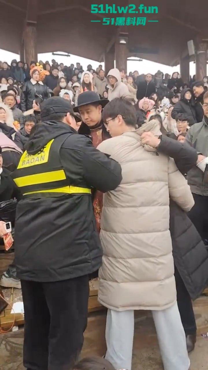 过年出游成风气,路见不平先插队!河南景区多次发生打架事件激烈打斗场面比表演还好看。-6